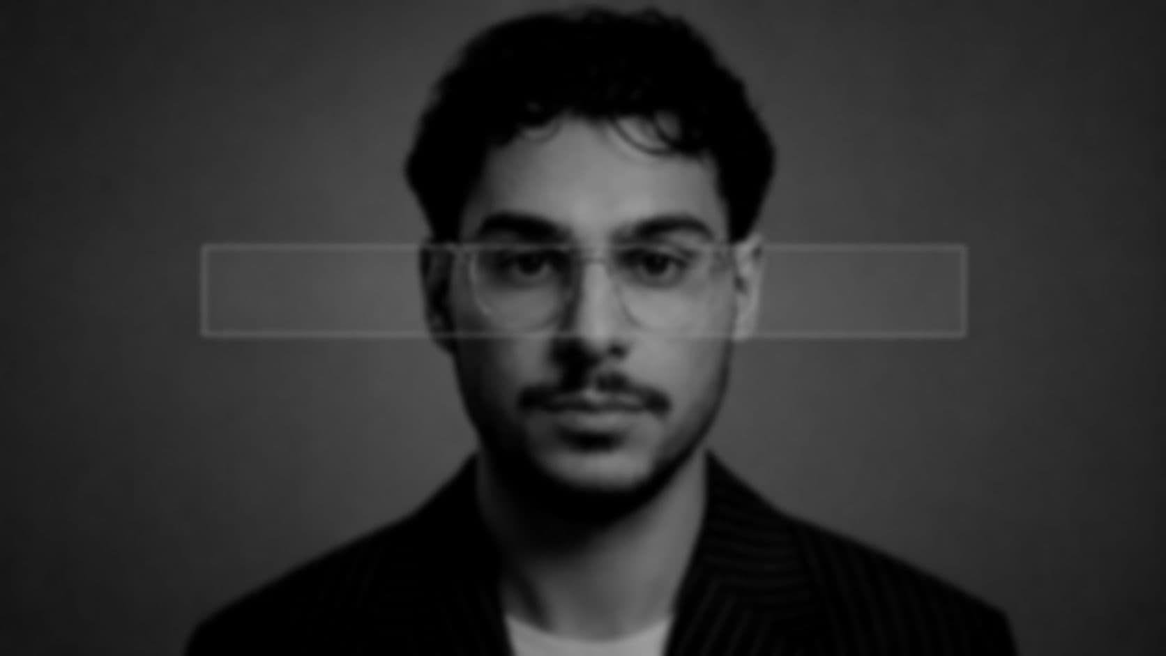 Schwarz-weißes Portrait — der Kamera-Sucher wählt zwischen Videoproduktion, Webdesign und KI-Automatisierung von 61PRODUCTIONS